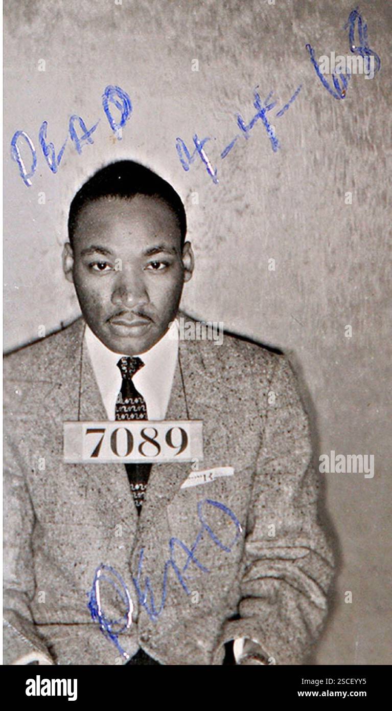 22. Februar 1956, Montgomery, Alabama, USA: Fahndungsfoto von Häftling 7089 mit den Worten „DEAD 4-4-68 DEAD“, geätzt von einem Kugelschreiber auf einem Montgomery County Sheriff's Department, Foto von Reverend MARTIN LUTHER KING JR., 27, vom Mittwoch, 22. Februar 1956. 4-4-68 oder 4. April 1968, war das Datum, an dem King ermordet wurde. Am 20. Februar 1956 erteilten lokale Beamte Haftbefehle für die Verhaftung von Bürgerrechtsaktivisten, darunter Dr. King Jr., J. Robinson, R. Parks und Reverend R. Abernathy, für die Organisation des Montgomery Bus Boykotts 1921 Stockfoto