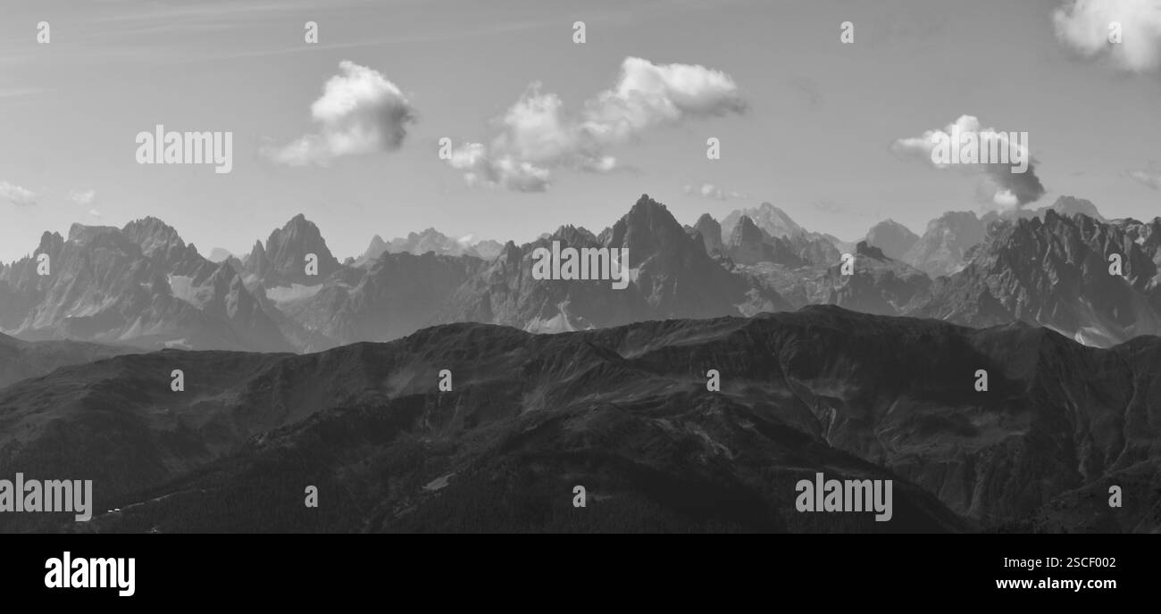 Panoramablick auf die Sextener Dolomiten (italienisch: Dolomiti di Sexten; deutsch: Sextener Dolomiten) von den Villgraten Bergen, schwarz-weiß, E Stockfoto