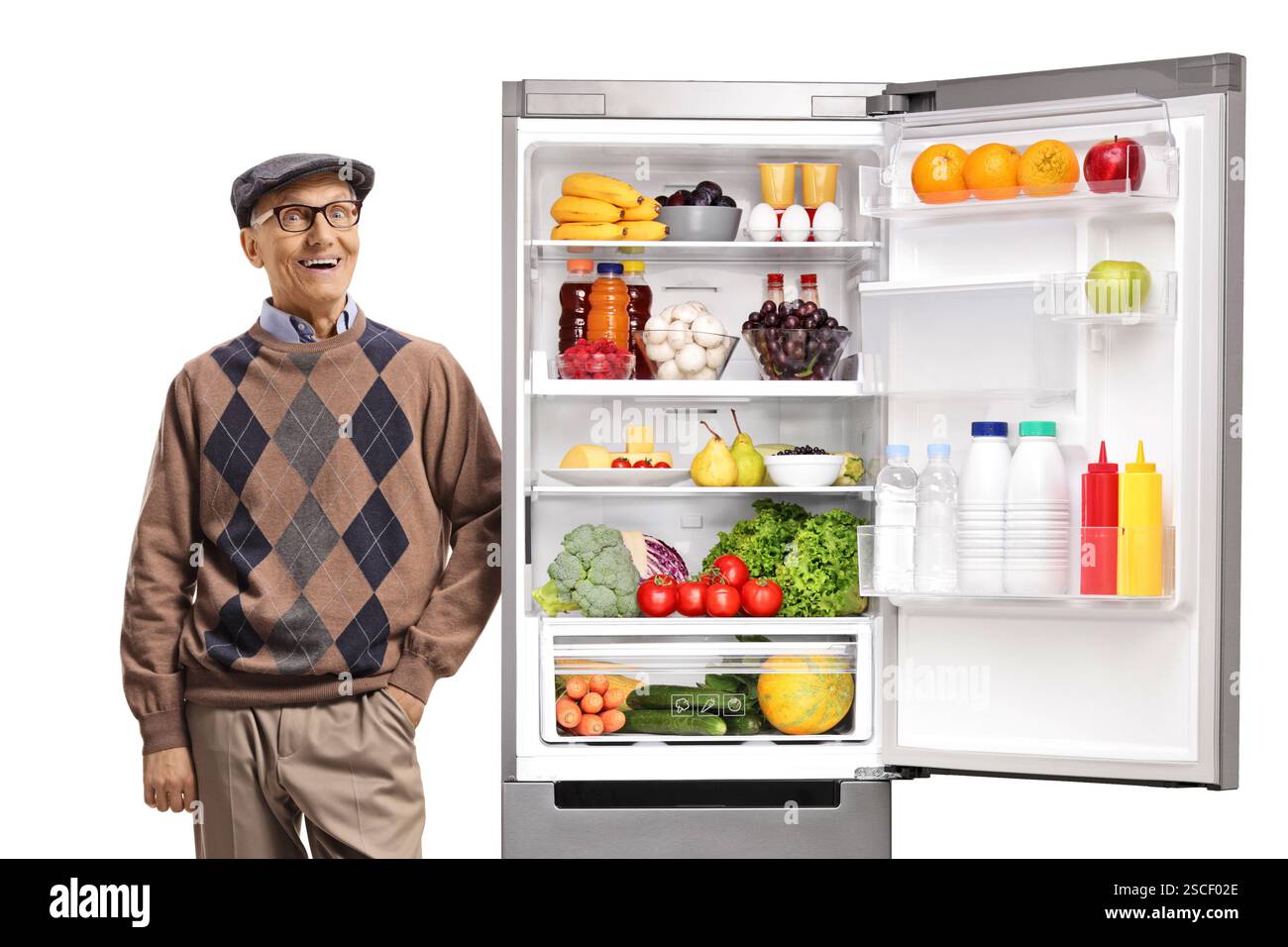Fröhlicher älterer Mann, der sich auf einen offenen Kühlschrank voller stützte Gesunde Lebensmittel isoliert auf weißem Hintergrund Stockfoto