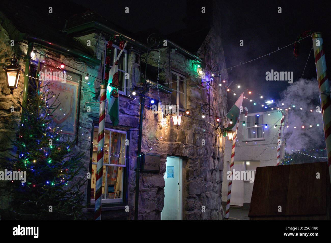 Cross Keys Inn mit weihnachtslichtern bei Nacht – Dolgellau, Wales, Großbritannien – 28. Dezember 2024 Stockfoto