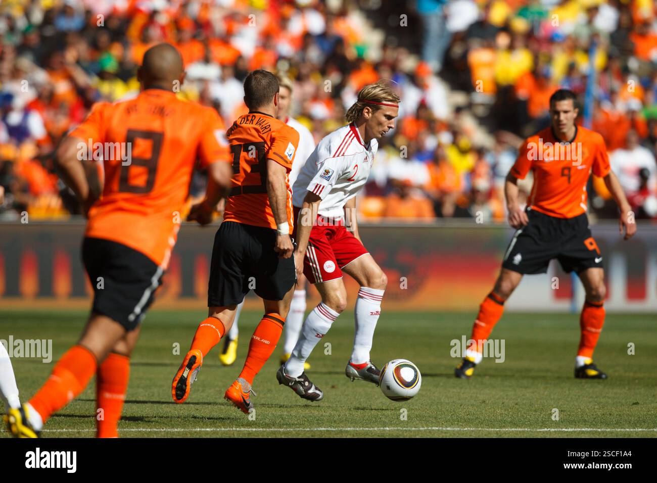 Christian Poulsen aus Dänemark (2) kontrolliert den Ball gegen die Niederlande (8) während eines Spiels der FIFA-Weltmeisterschaft Gruppe E im Soccer City Stadium am 14. Juni 2010 in Johannesburg, Südafrika. Nur redaktionelle Verwendung. Kommerzielle Nutzung verboten. Keine Nutzung von Push-to-Mobilgeräten. (Foto von Jonathan P Larsen / Diadem Images Stockfoto