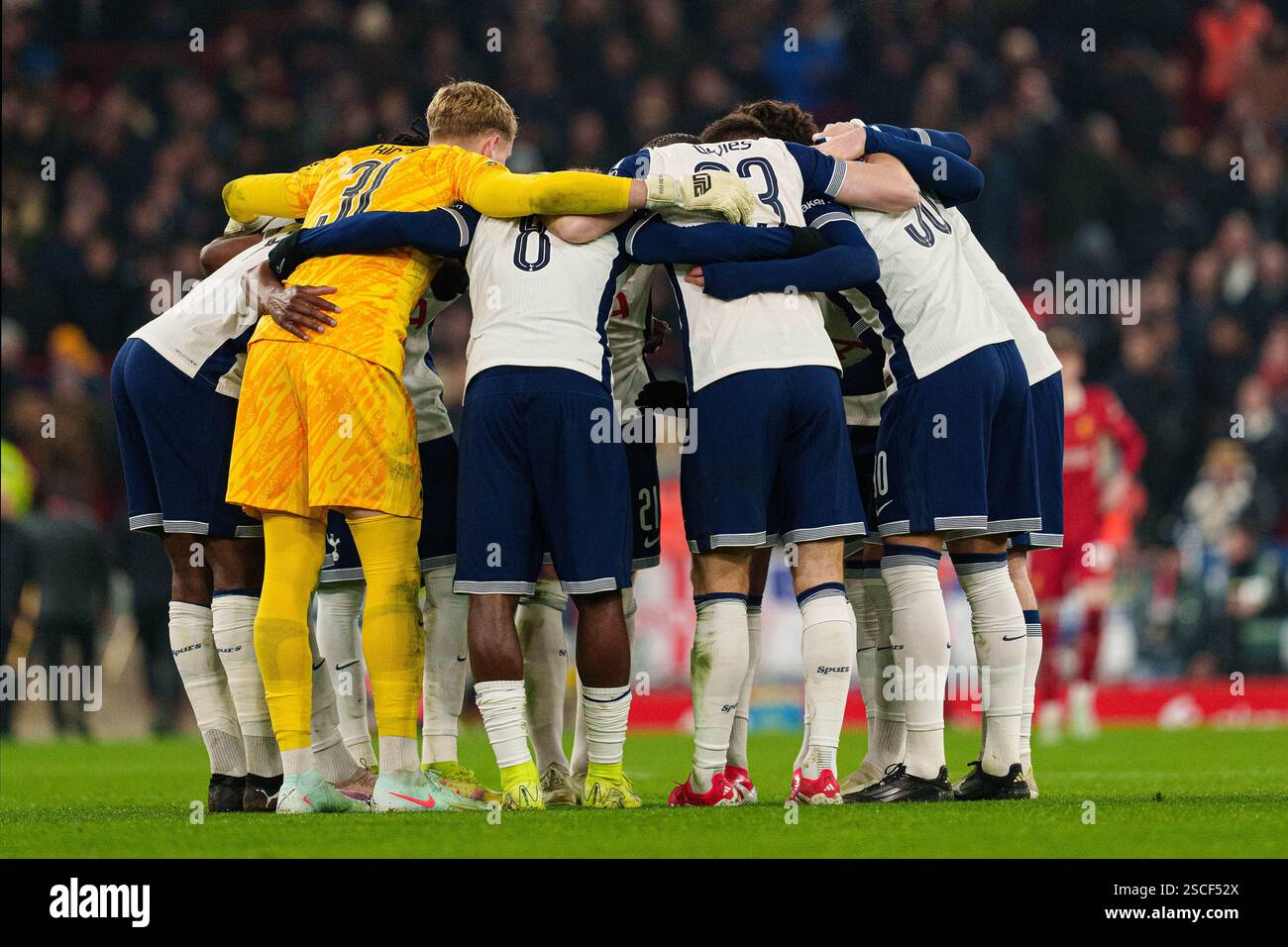 Tottenham Hotspur ist im Carabao Cup Halbfinale im zweiten Leg zwischen Liverpool und Tottenham Hotspur am Donnerstag, den 6. Februar 2025, in Anfield, Liverpool, in einer Menge unterwegs. (Foto: Steven Halliwell | MI News) Credit: MI News & Sport /Alamy Live News Stockfoto