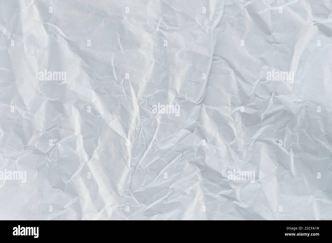 Makroaufnahme mit gefaltetem weißem Papier im Hintergrund Stockfoto