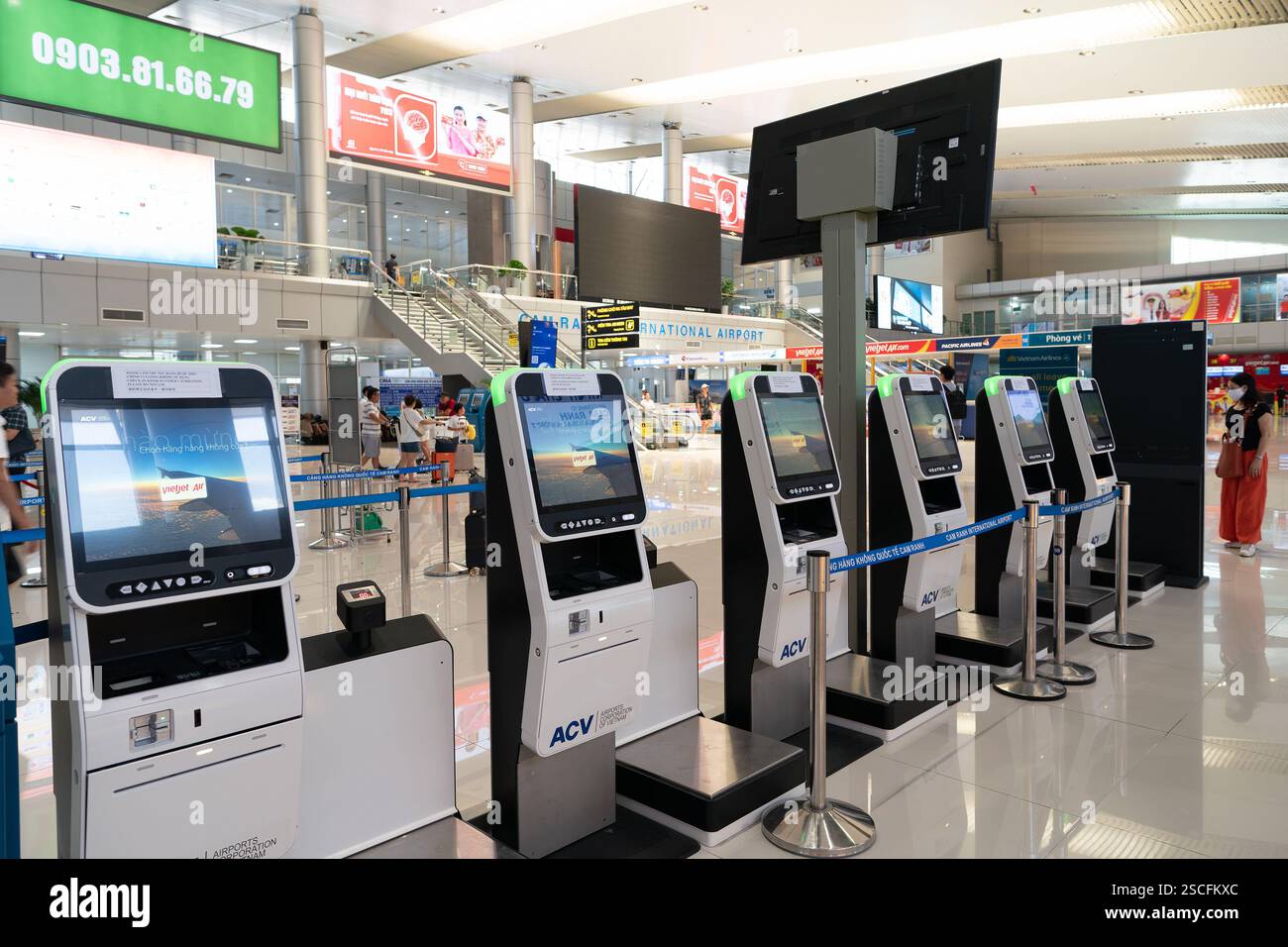 Cam Ranh, Vietnam - 21. August 2024: Check-in-Automaten am Cam Ranh International Airport, Terminal 1. Stockfoto