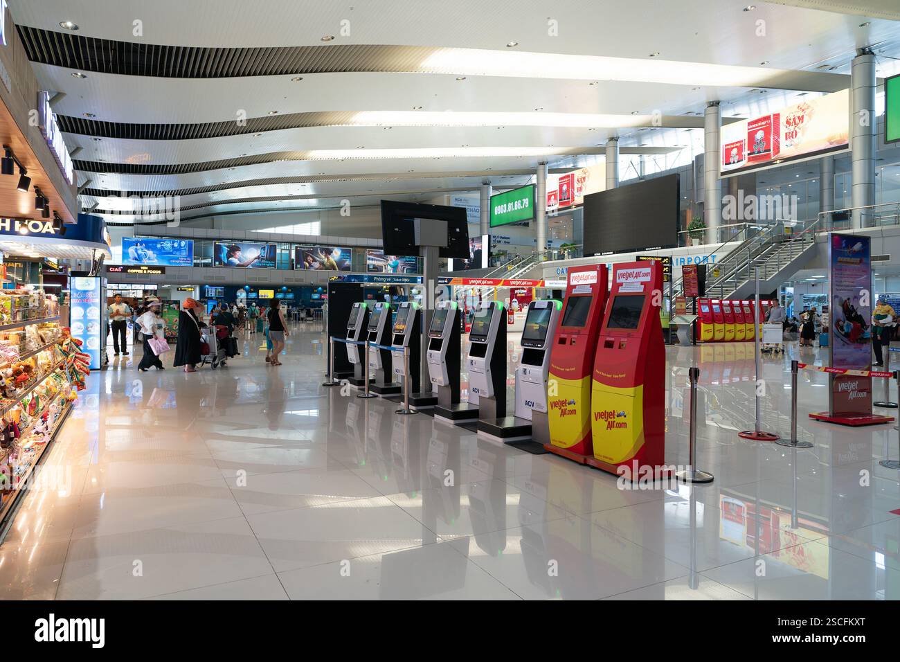 Cam Ranh, Vietnam - 21. August 2024: Check-in-Automaten am Cam Ranh International Airport, Terminal 1. Stockfoto