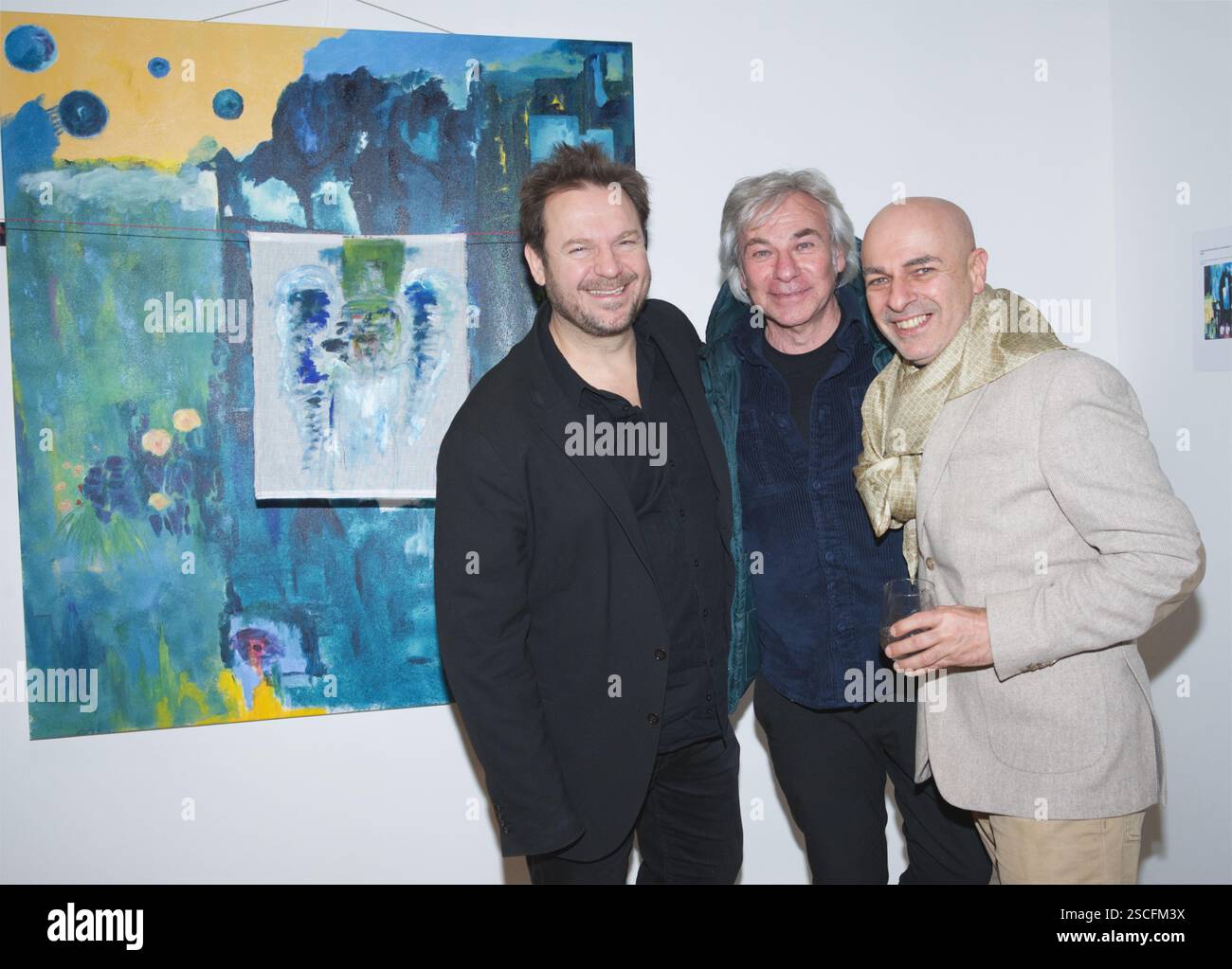 Vernissage de l’artiste Ise – Exposition autour du thème : „ Vibrations poétiques “ organisé par me Jean-Luc Chetboun avocat à Paris France. Stockfoto