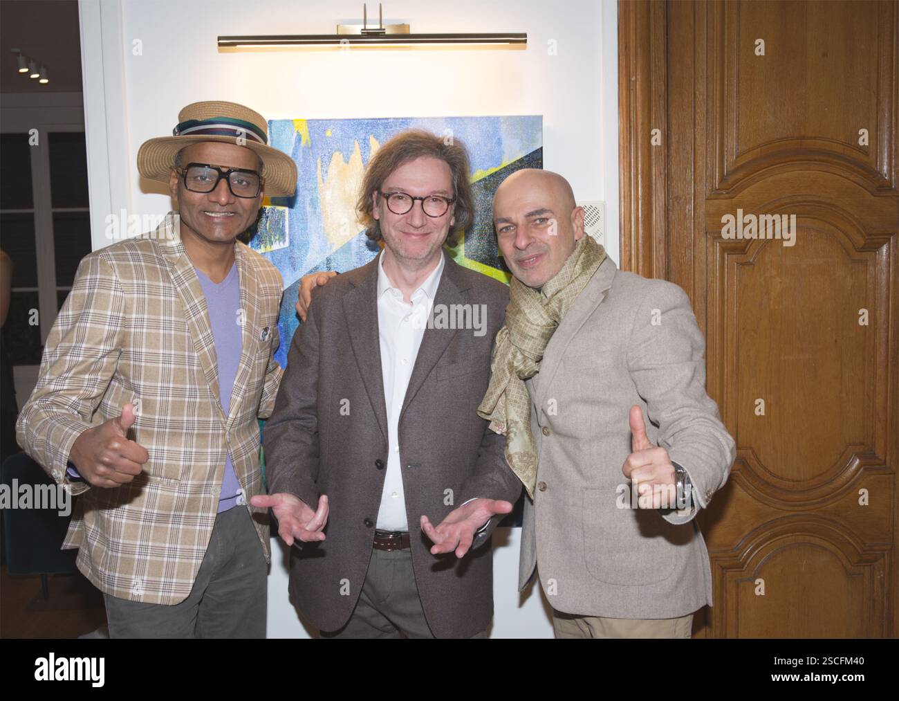 Vernissage de l’artiste Ise – Exposition autour du thème : „ Vibrations poétiques “ organisé par me Jean-Luc Chetboun avocat à Paris France. Stockfoto