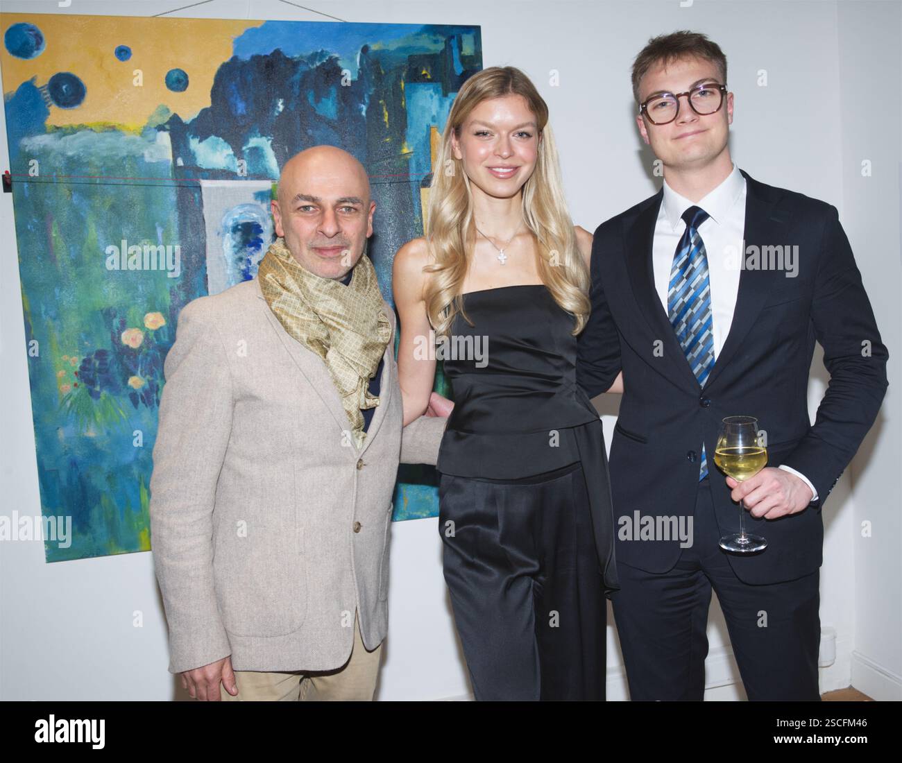 Vernissage de l’artiste Ise – Exposition autour du thème : „ Vibrations poétiques “ organisé par me Jean-Luc Chetboun avocat à Paris France. Stockfoto