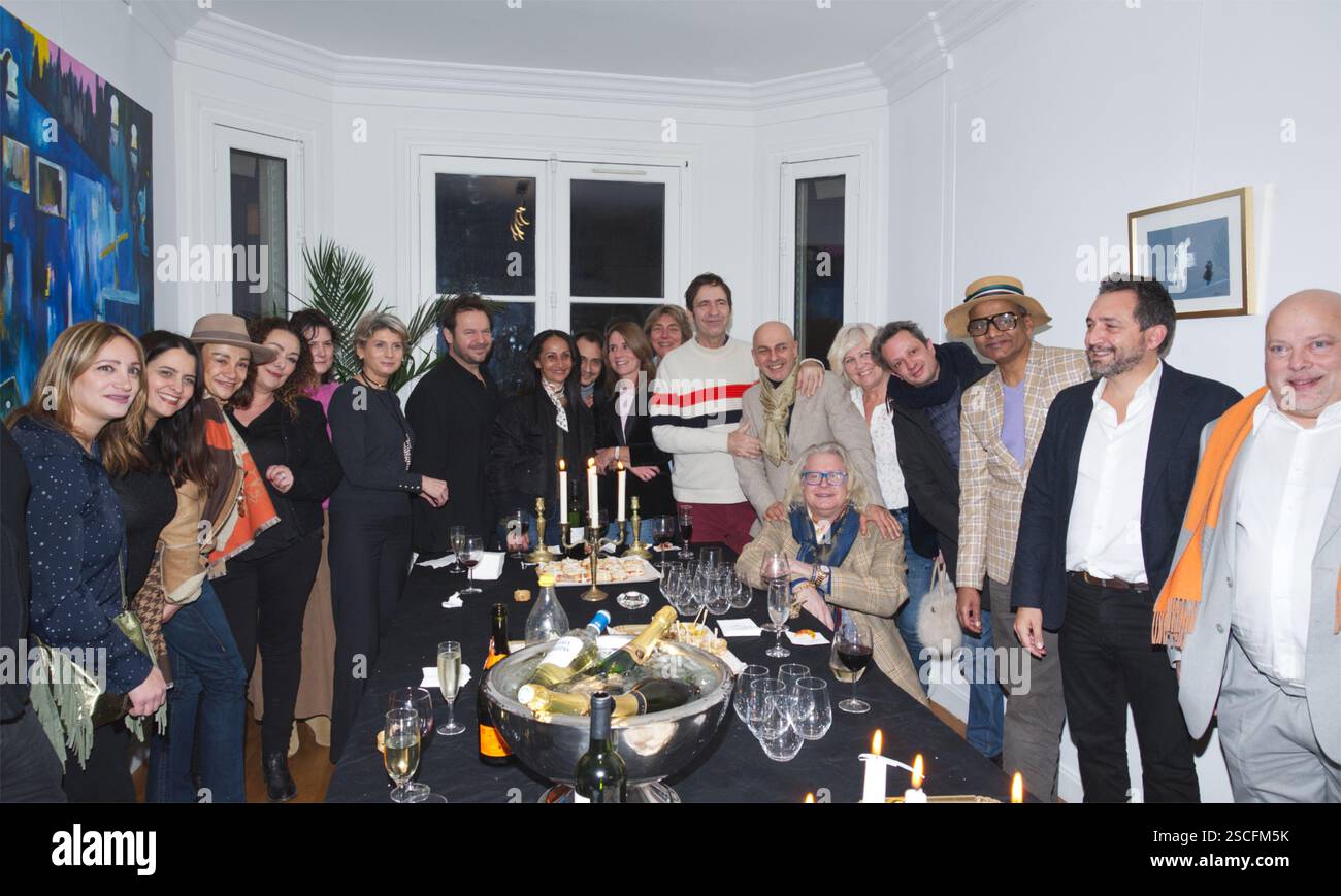 Vernissage de l’artiste Ise – Exposition autour du thème : „ Vibrations poétiques “ organisé par me Jean-Luc Chetboun avocat à Paris France. Stockfoto