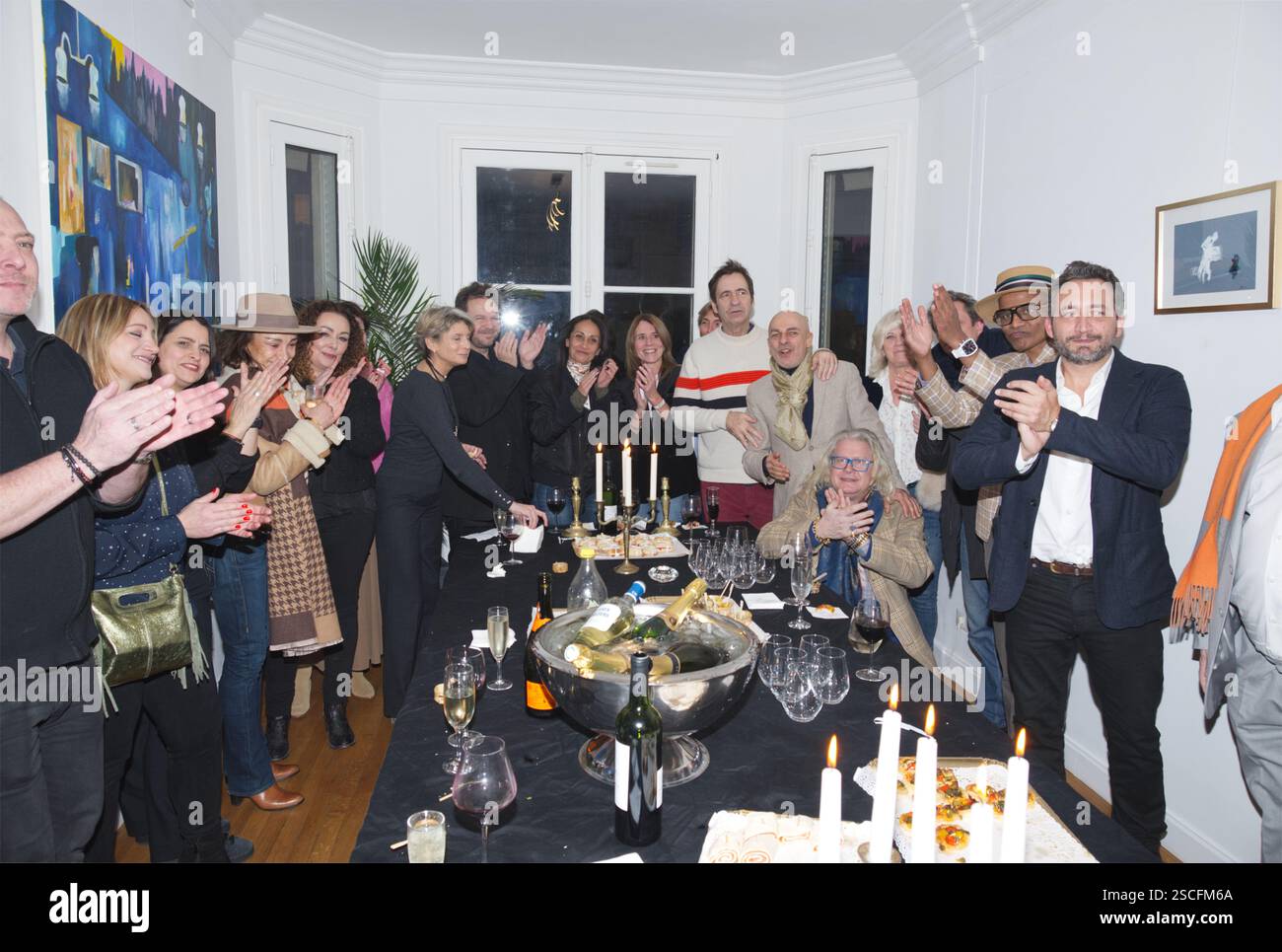 Vernissage de l’artiste Ise – Exposition autour du thème : „ Vibrations poétiques “ organisé par me Jean-Luc Chetboun avocat à Paris France. Stockfoto