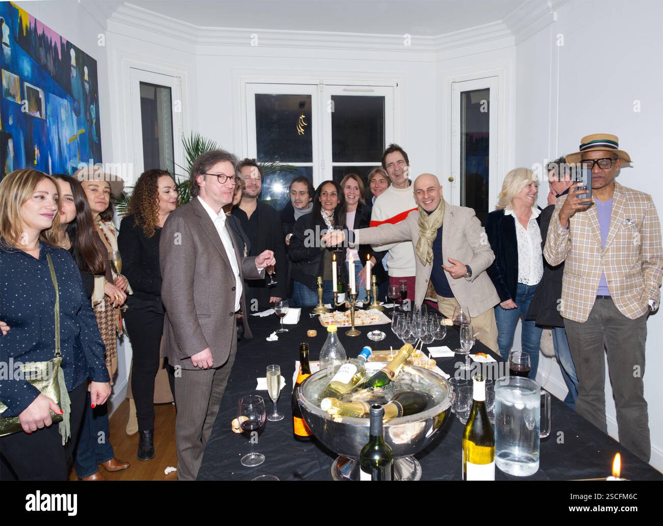 Vernissage de l’artiste Ise – Exposition autour du thème : „ Vibrations poétiques “ organisé par me Jean-Luc Chetboun avocat à Paris France. Stockfoto