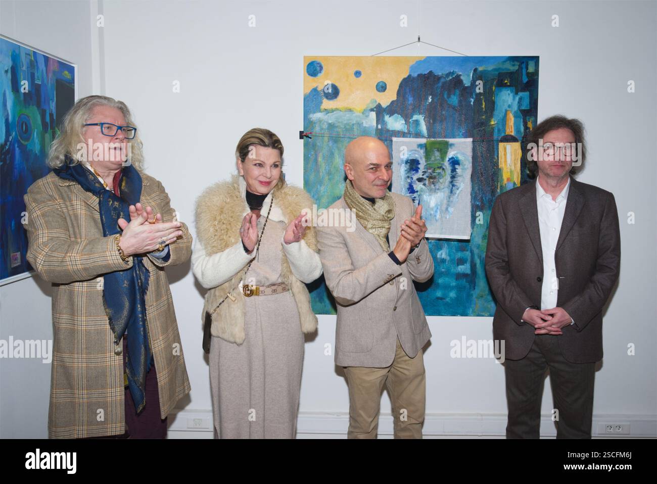 Vernissage de l’artiste Ise – Exposition autour du thème : „ Vibrations poétiques “ organisé par me Jean-Luc Chetboun avocat à Paris France. Stockfoto