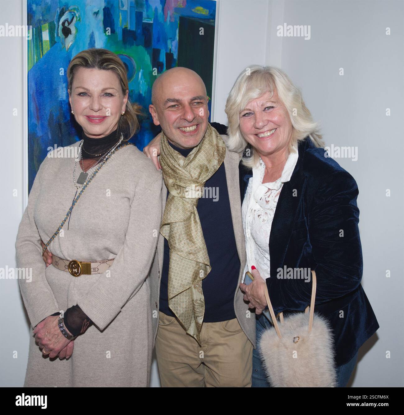 Vernissage de l’artiste Ise – Exposition autour du thème : „ Vibrations poétiques “ organisé par me Jean-Luc Chetboun avocat à Paris France. Stockfoto