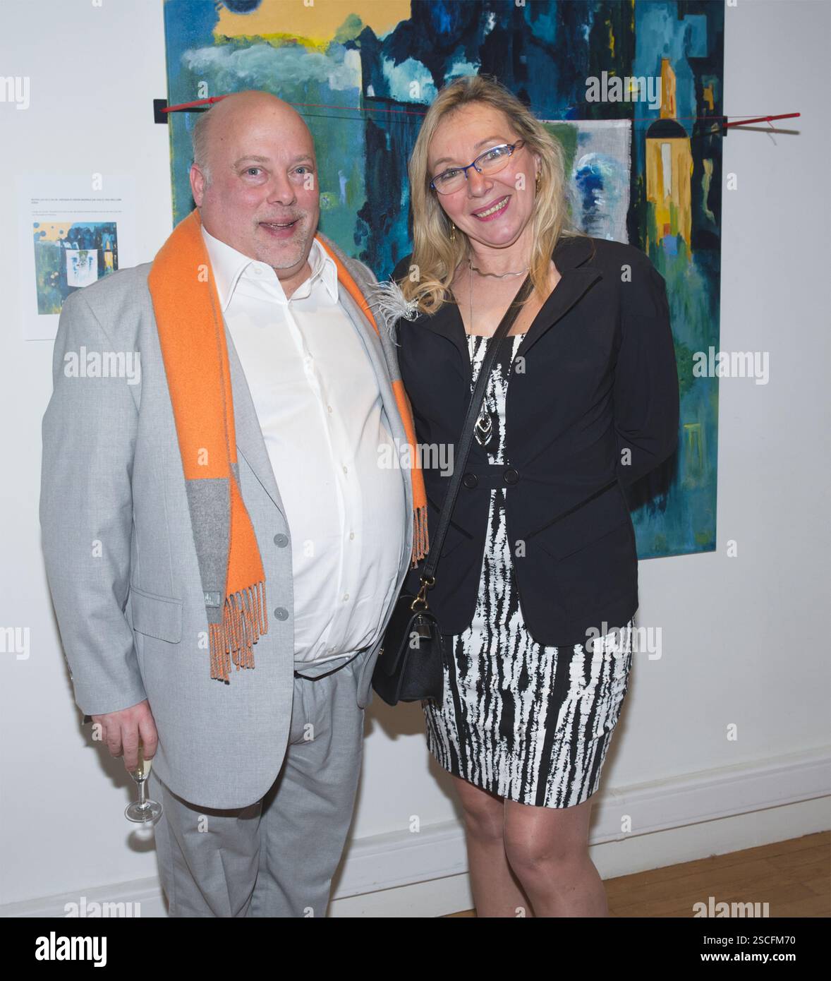 Vernissage de l’artiste Ise – Exposition autour du thème : „ Vibrations poétiques “ organisé par me Jean-Luc Chetboun avocat à Paris France. Stockfoto