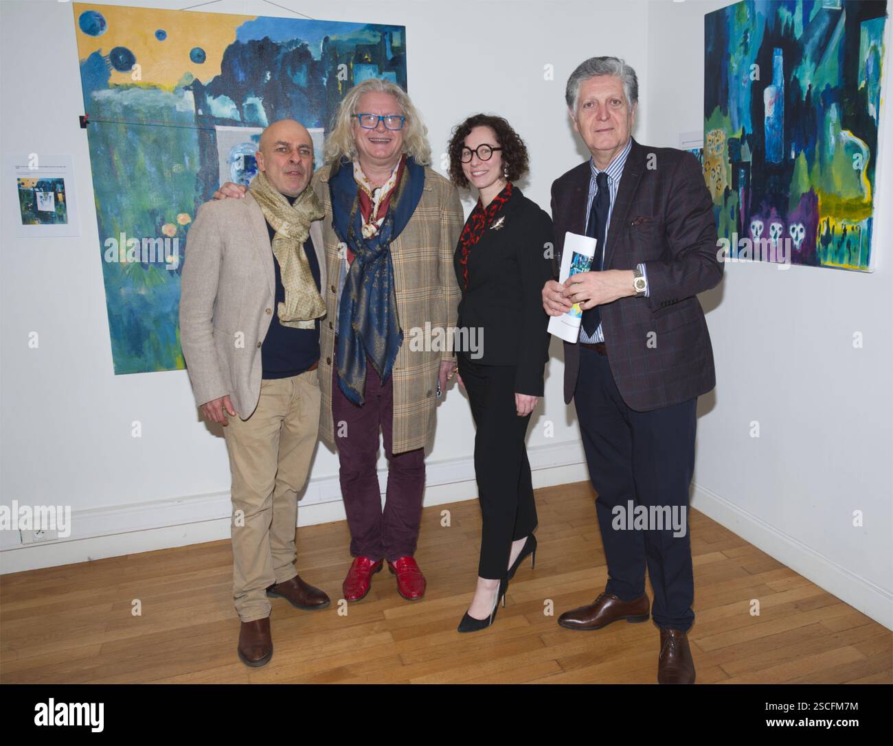 Vernissage de l’artiste Ise – Exposition autour du thème : „ Vibrations poétiques “ organisé par me Jean-Luc Chetboun avocat à Paris France. Stockfoto