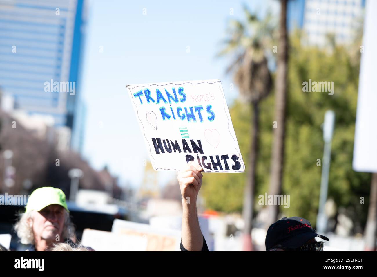 Ein offenes Actionfoto einer Person, die ein Schild über Trans Rights in der Menge beim nationalen Anti-Trump-Protest 50501 im Kapitol hält. Stockfoto