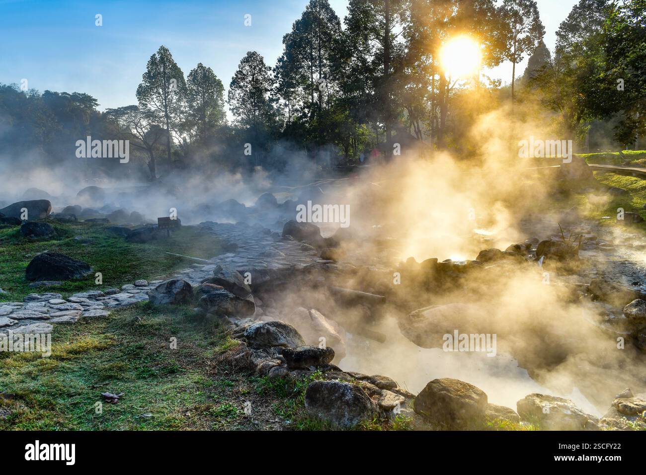 Natürliche heiße Quelle mit Nebel und sonnenaufstehendem Sonnenlicht am Morgen im Chae Son Nationalpark, Provinz Lampang, Thailand. Stockfoto