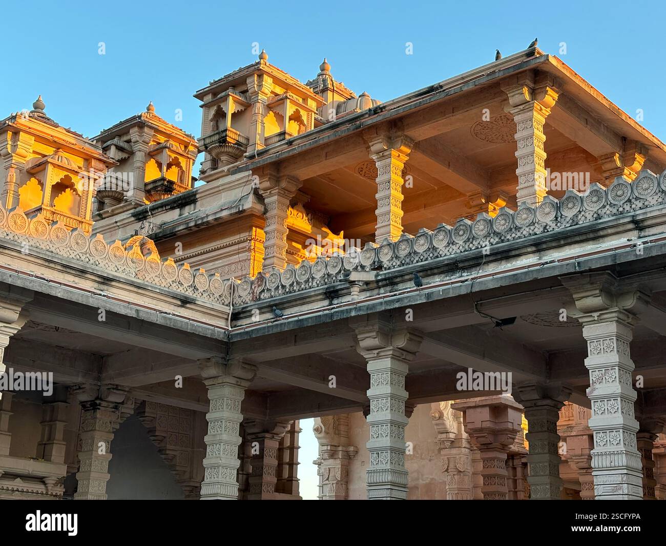 Indische Tempelarchitektur mit komplizierten Schnitzereien, hoch aufragenden Türmen und atemberaubenden Details, die die reiche Kultur des Landes widerspiegeln Stockfoto