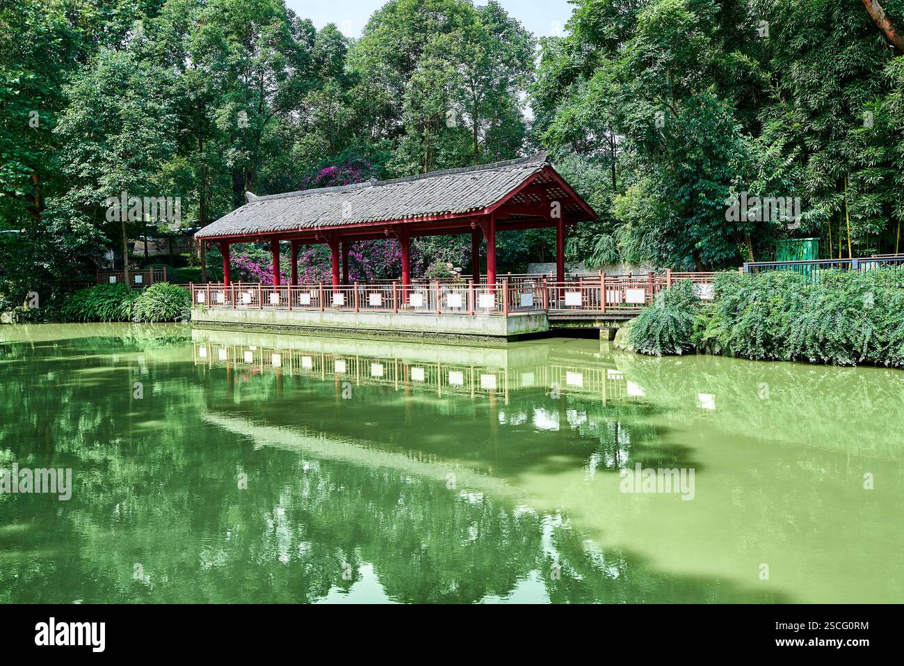 Pavillons und Türme im chinesischen Stil im Huanhuaxi Park in Chengdu, Sichuan, China Stockfoto