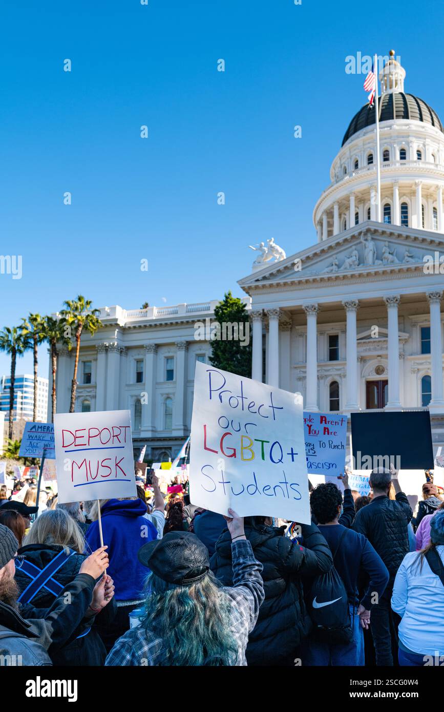 Aktivisten halten Schilder über die Verhaftung von Elon Musk und die Verhaftung von Führern im Kapitolgebäude des Staates bei der nationalen Anti-Trump-Proteste 50501 hoch. Stockfoto