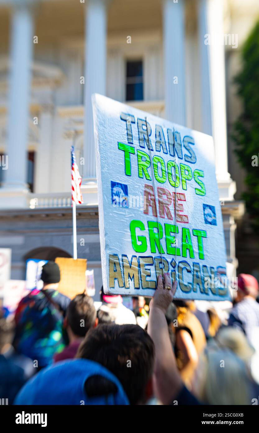 Selektives Foto des Aktivisten mit Schild über Transsolartruppen, die beim Anti-Trump-Protest 50501 im Kapitol große Amerikaner waren Stockfoto