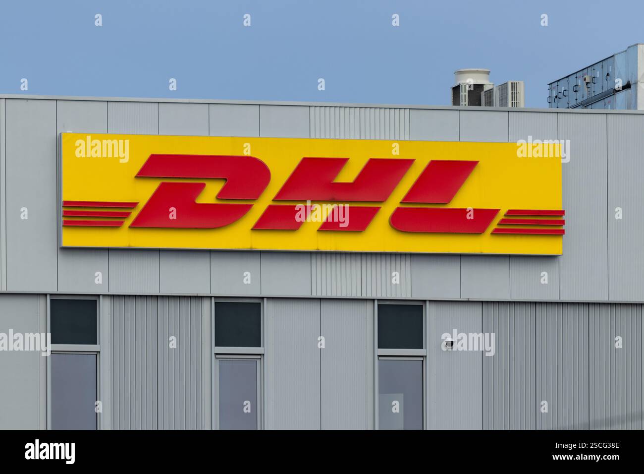 DHL-Logo, Schild für Logistikzentrum an der Fassade. Abholung und Rückgabe. Stockfoto