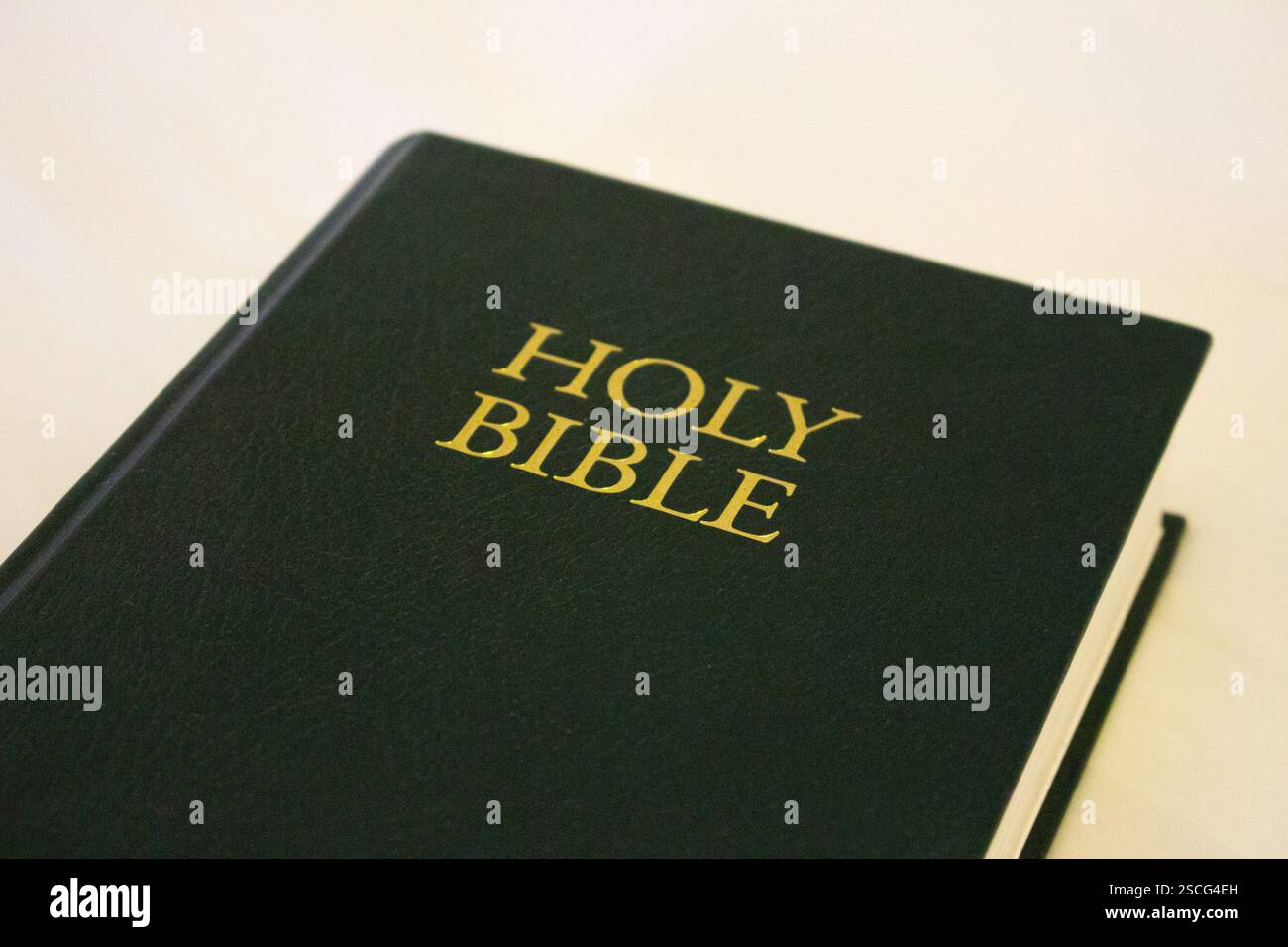 Grüne Heilige Bibel auf weißem Hintergrund. Religion und Glaubensbegriff. Religiöse Literatur. Grüne Bibel isoliert. Christlicher Hintergrund. Vintage Bibel Stockfoto