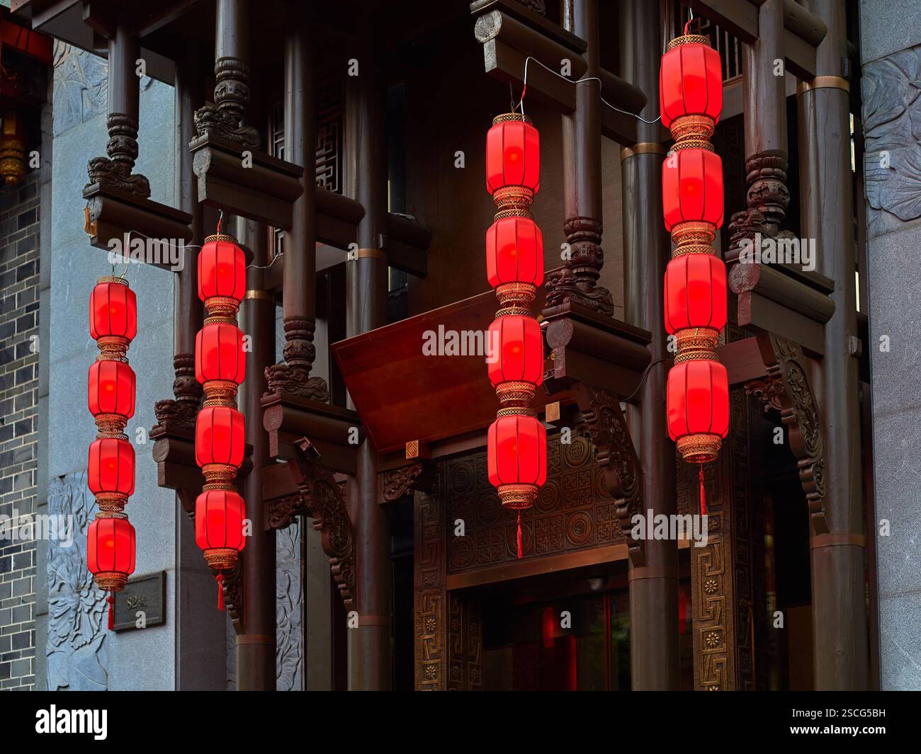 Rote Laternen hängen an der Tür Stockfoto