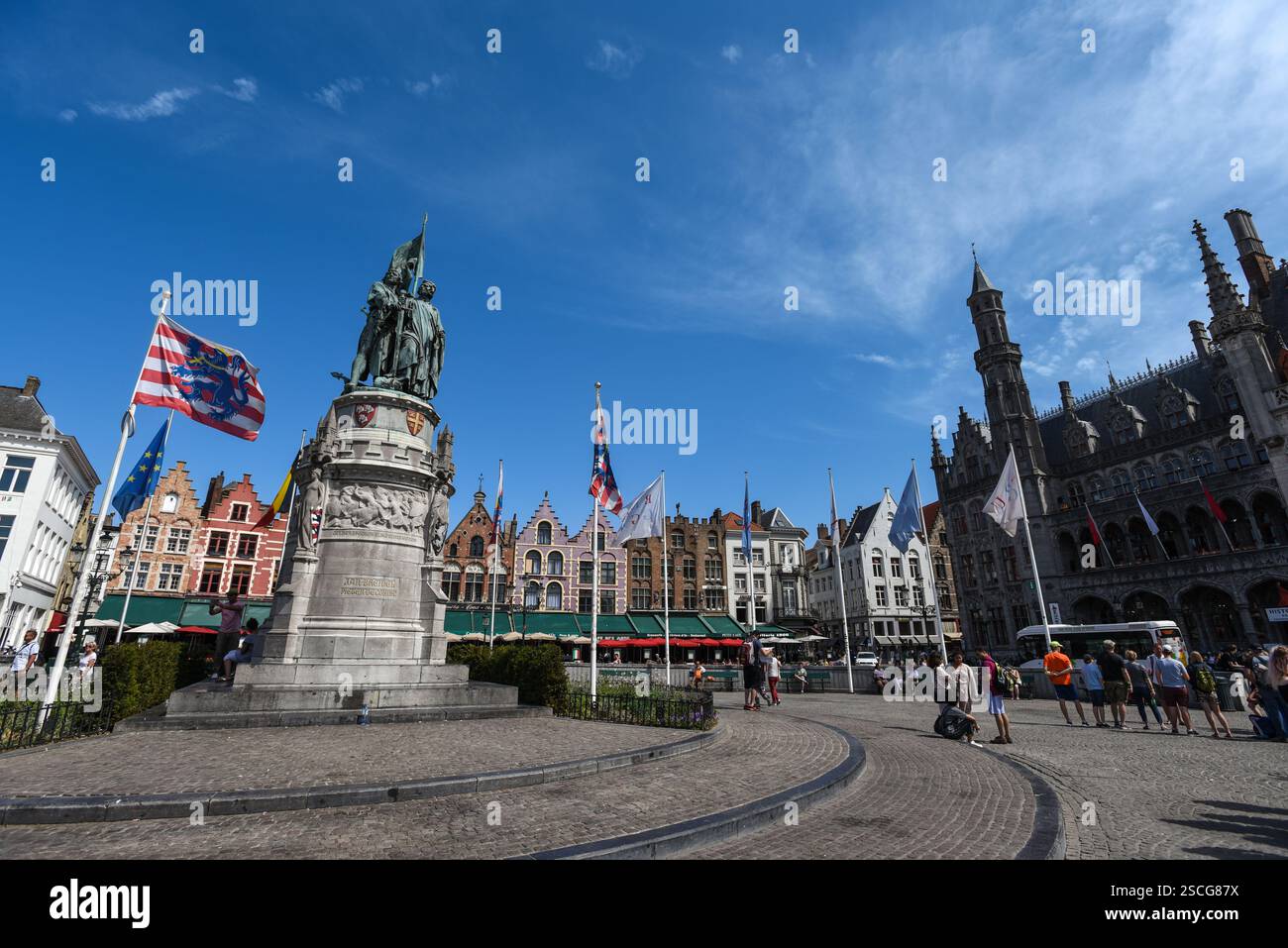 Flaggen und mittelalterliche Architektur in Grote Markt an einem Sommertag - Brügge, Belgien Stockfoto