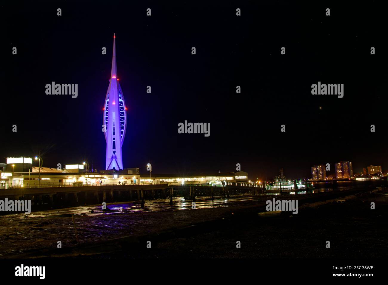 Spinnaker Tower – Abendbeleuchtung in Lila vor einem dunklen Himmel. Portsmouth Island City Stockfoto