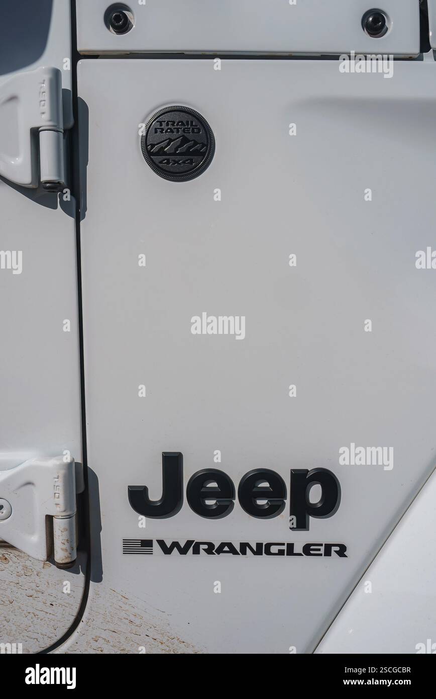 Nahaufnahme der weißen Jeep Wrangler Seitenverkleidung mit Trailbewertungsabzeichen Stockfoto