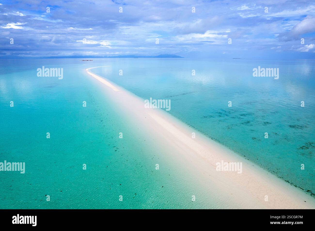 Sandbank Strand für Urlaub Urlaub mit weißem Sand und türkisblauem transparentem Wasser, Muna Insel, Sulawesi, Indonesien Stockfoto