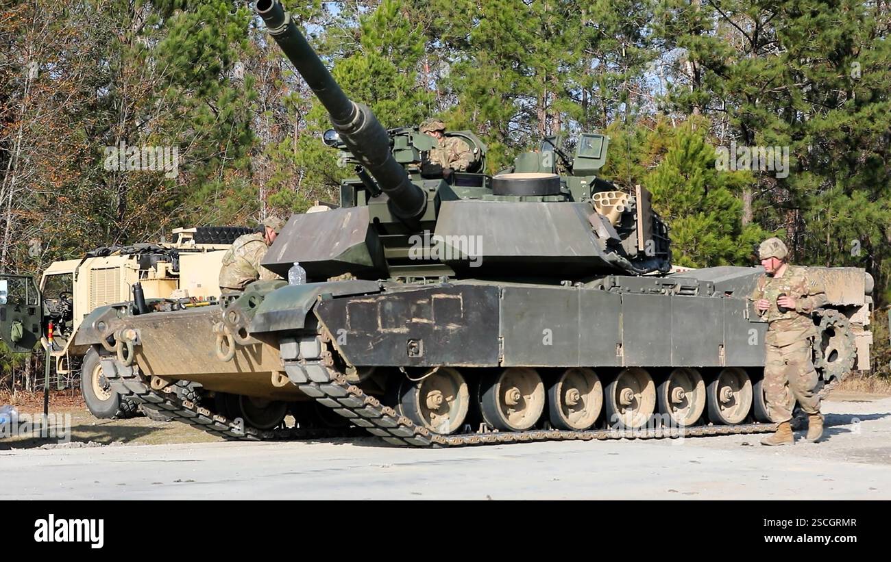 Soldaten der US-Armee, die dem 2. Bataillon, 69. Panzerregiment, 2. Panzerbrigade Combat Team, 3. Infanteriedivision, bereit sind, einen Panzer fertigzustellen Stockfoto