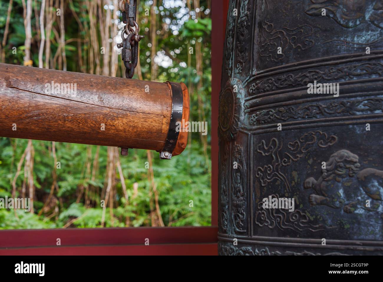 Nahaufnahme der Bronzeglocke und des hölzernen Strikers bei Byodo in Temple, Oahu Stockfoto