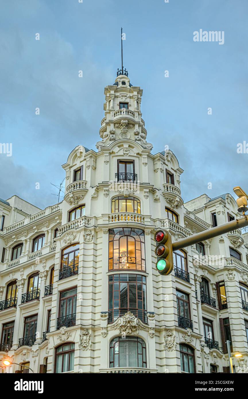 Eckturm und architektonische Hauptstadt in einem wunderschönen Gebäude in Gran Via Stockfoto