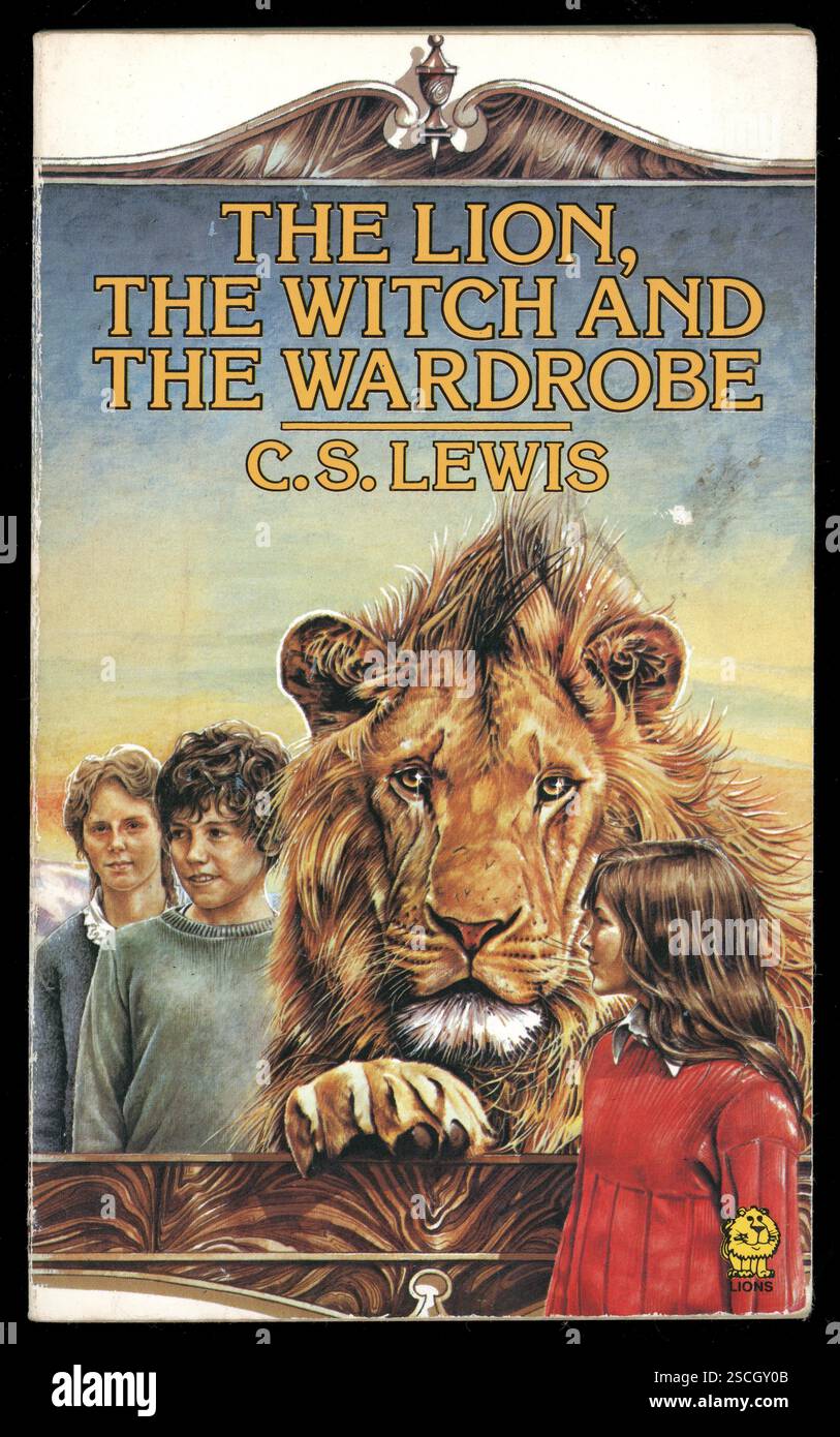 Gut gelesene Vintage-Ausgabe des beliebten klassischen Taschenbuchs für Kinder „The Lion the Witch & the Gardrobe“ von C S Lewis, The Chronicles of Nania, Buch 1. Titelbild von Stephen Lavis. Die erste Ausgabe erschien 1950 und erschien 1986 in Großbritannien Stockfoto
