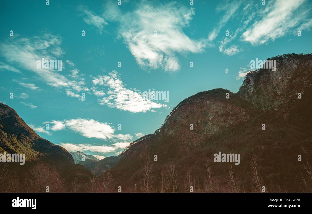 Bergrücken gegen den blauen Himmel. Rio Bianco State Reserve. Udine, Italien Stockfoto