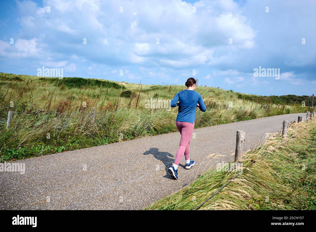 Du arbeitest an deiner Gesundheit, rennst durch die Dünen. Stockfoto
