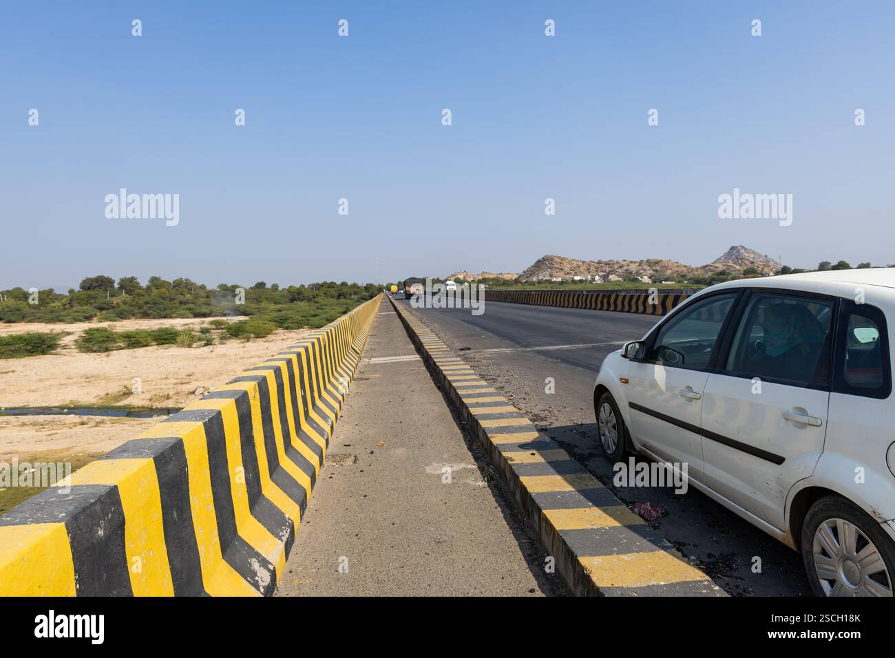 Blick auf die asphaltierte Straße der Nationalstraße bei hellem Tageslicht aus verschiedenen Blickwinkeln Stockfoto