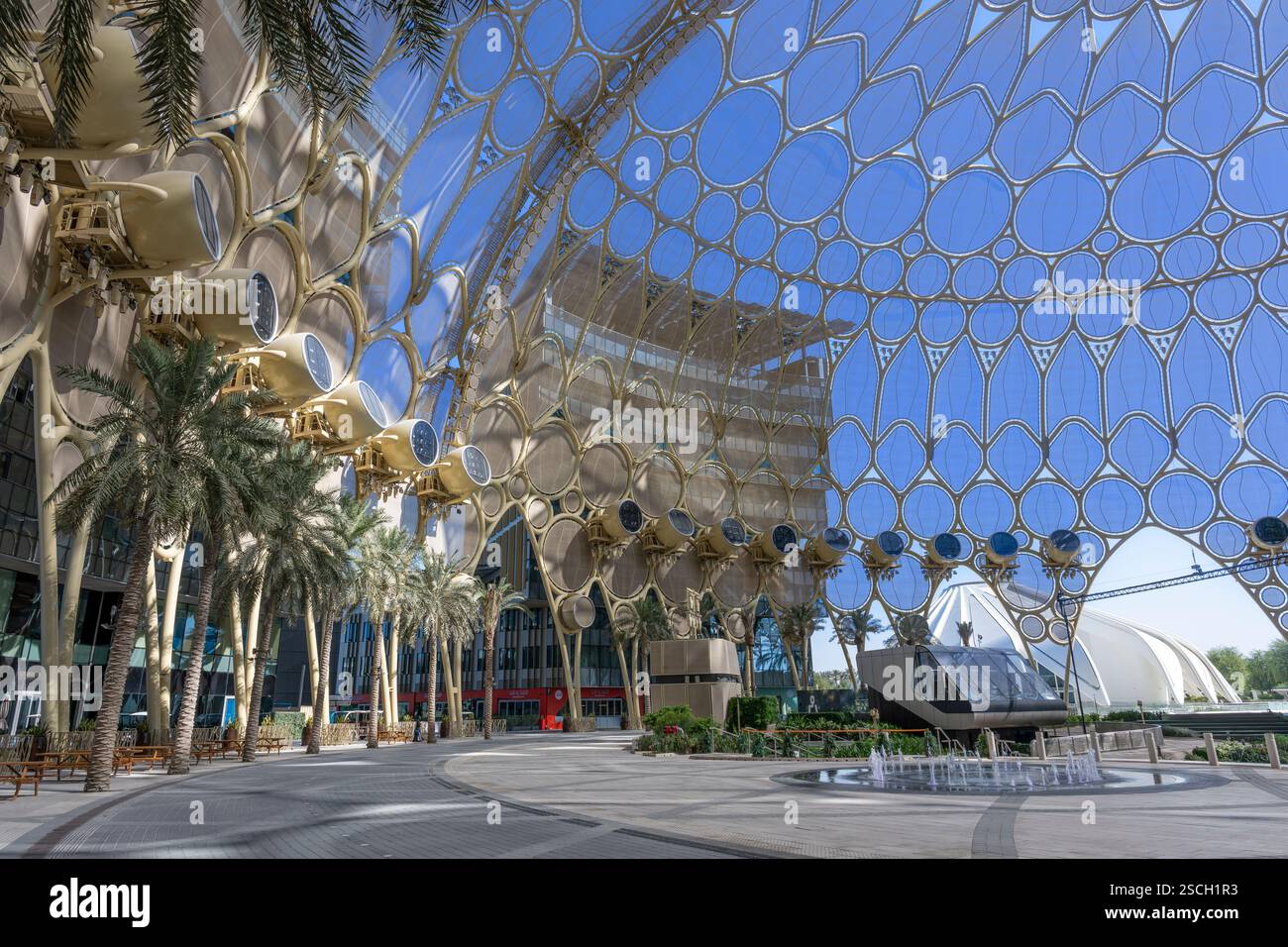 Dubais unglaubliche Expo 2020. Dieses halb im Freien gelegene Gebäude - der Al Wasl Dome - liegt in der Nähe der U-Bahn-Station und zentral zum Ausstellungsraum. Stockfoto
