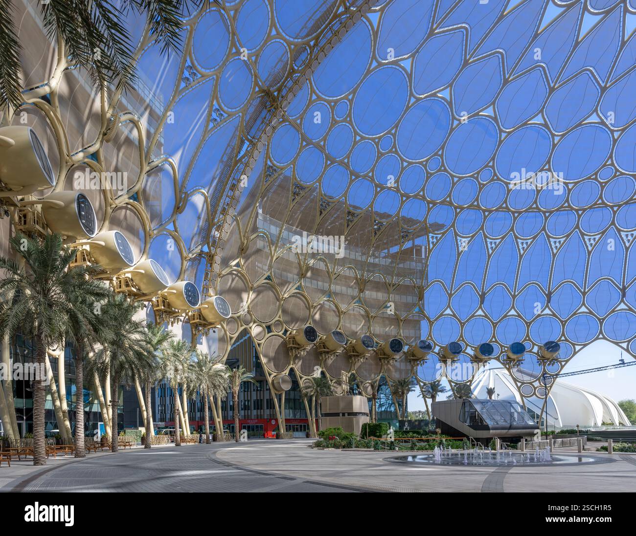 Dubais unglaubliche Expo 2020. Dieses halb im Freien gelegene Gebäude - der Al Wasl Dome - liegt in der Nähe der U-Bahn-Station und zentral zum Ausstellungsraum. Stockfoto