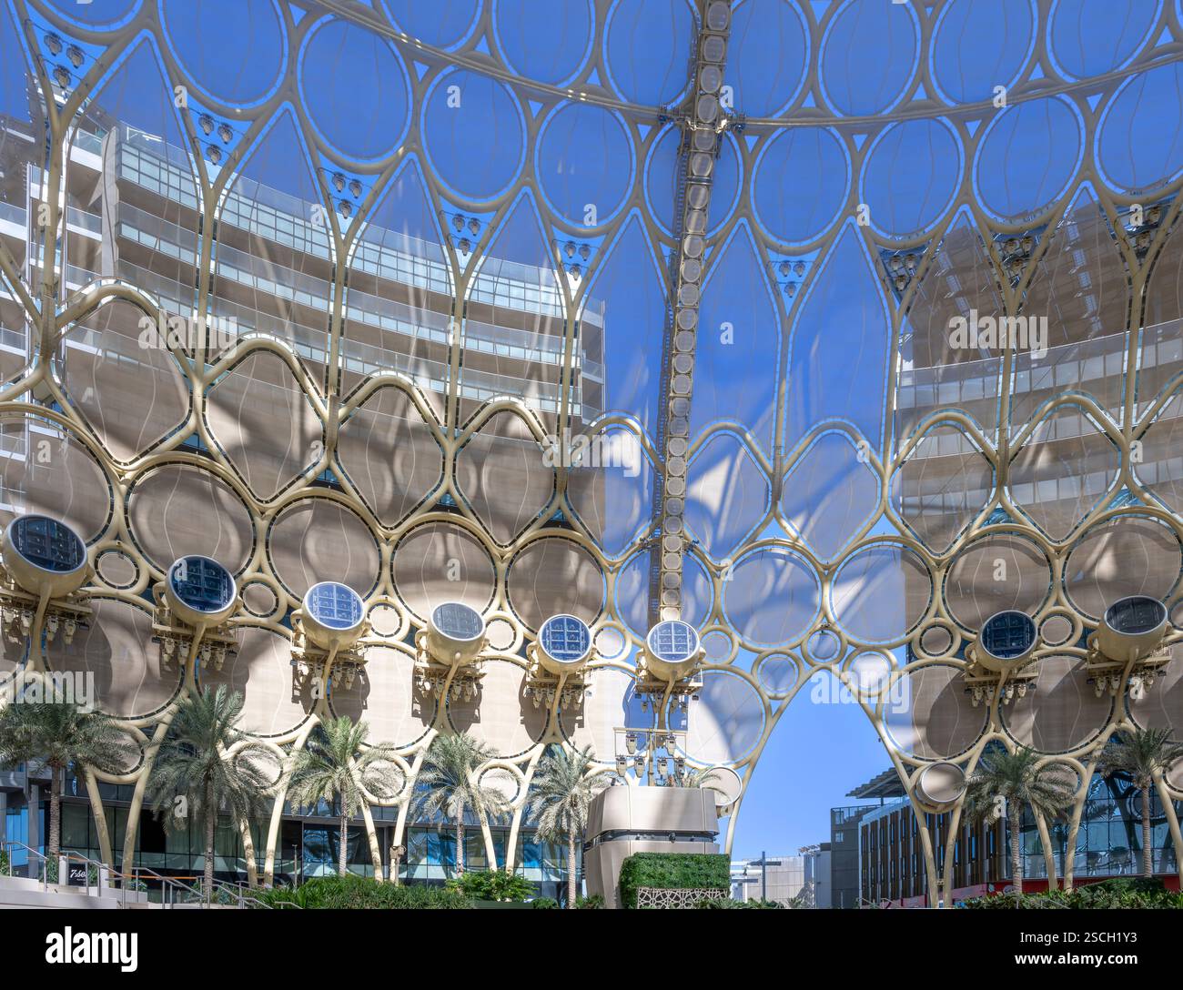 Dubais unglaubliche Expo 2020. Dieses halb im Freien gelegene Gebäude - der Al Wasl Dome - liegt in der Nähe der U-Bahn-Station und zentral zum Ausstellungsraum. Stockfoto