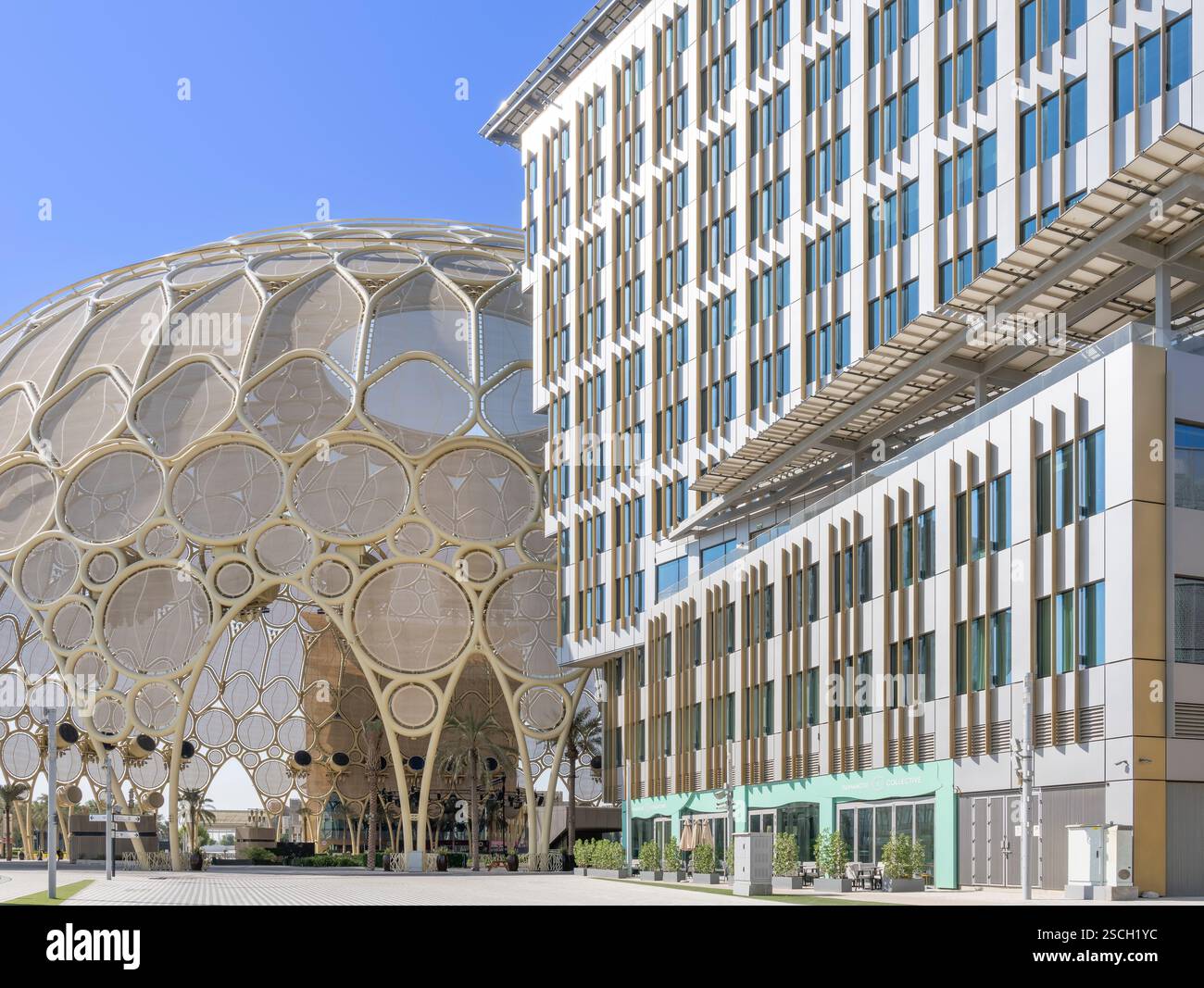 Dubais unglaubliche Expo 2020. Dieses halb im Freien gelegene Gebäude - der Al Wasl Dome - liegt in der Nähe der U-Bahn-Station und zentral zum Ausstellungsraum. Stockfoto