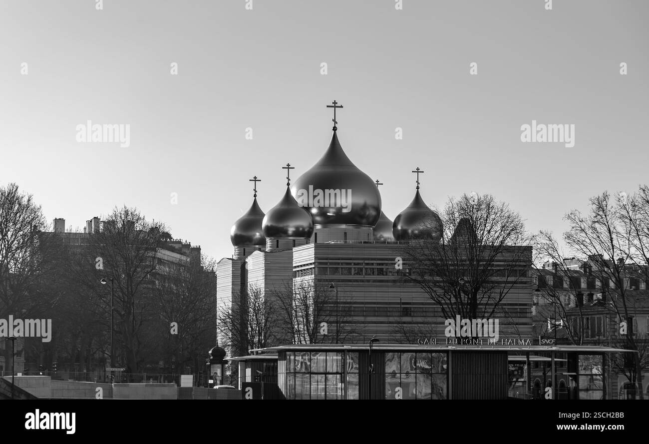 Paris, Frankreich - 24. Januar 2022: Kathedrale der Heiligen Dreifaltigkeit und das russisch-orthodoxe spirituelle und kulturelle Zentrum, das aus vier Gebäuden in Paris besteht, Stockfoto
