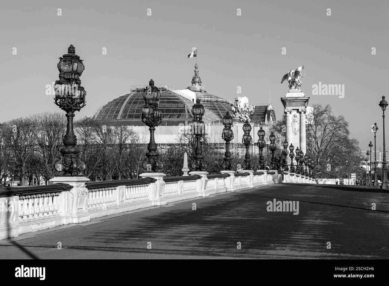 Paris, Frankreich - 24. Januar 2022: Die Pont Alexandre III ist eine Brücke über die seine in Paris. Sie verbindet das Champs-Elysees-Viertel W Stockfoto