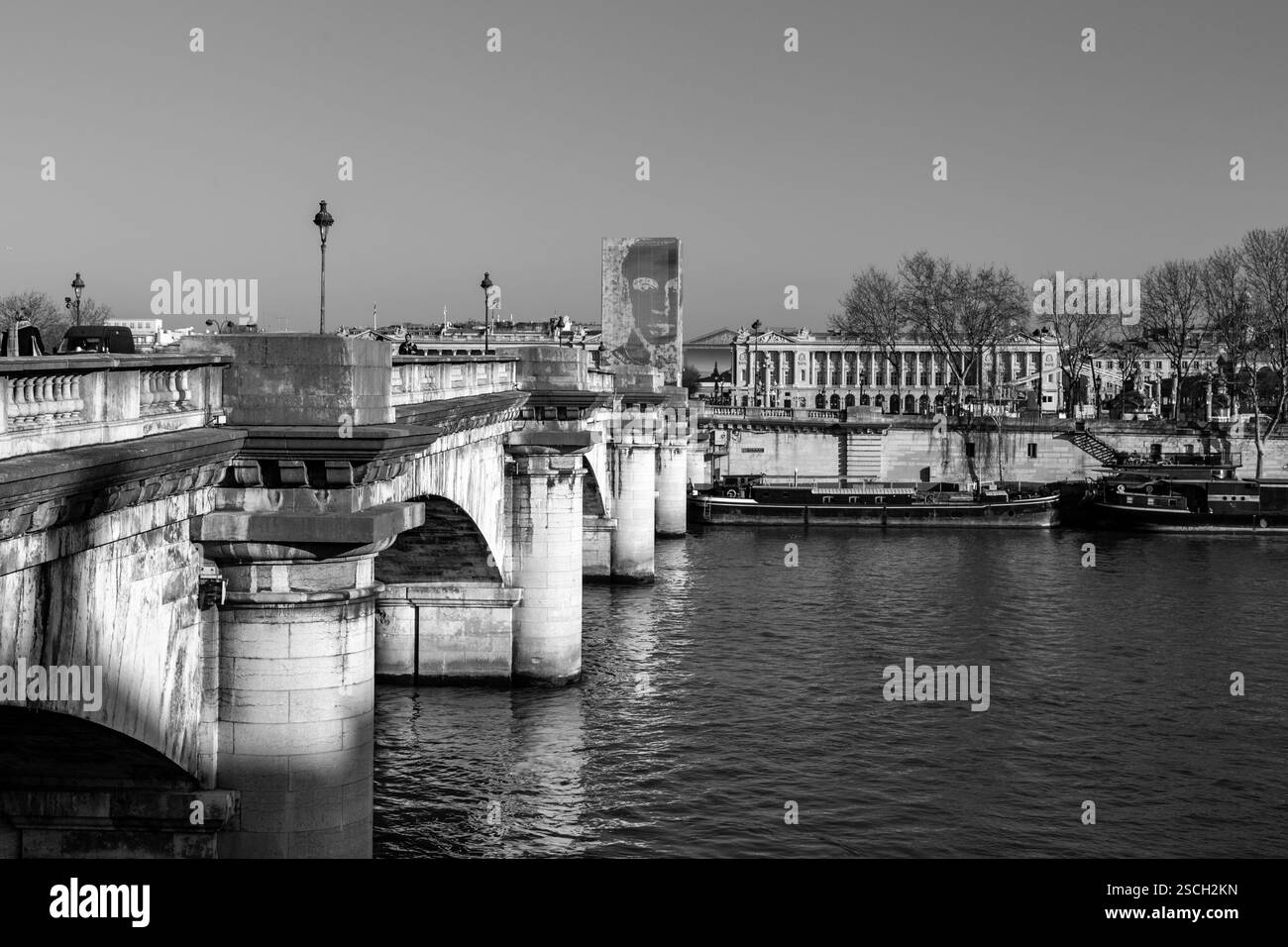 Paris, Frankreich - 20. Januar 2022: Gebäude und typische französische Architektur rund um die seine in Paris, der französischen Hauptstadt Stockfoto