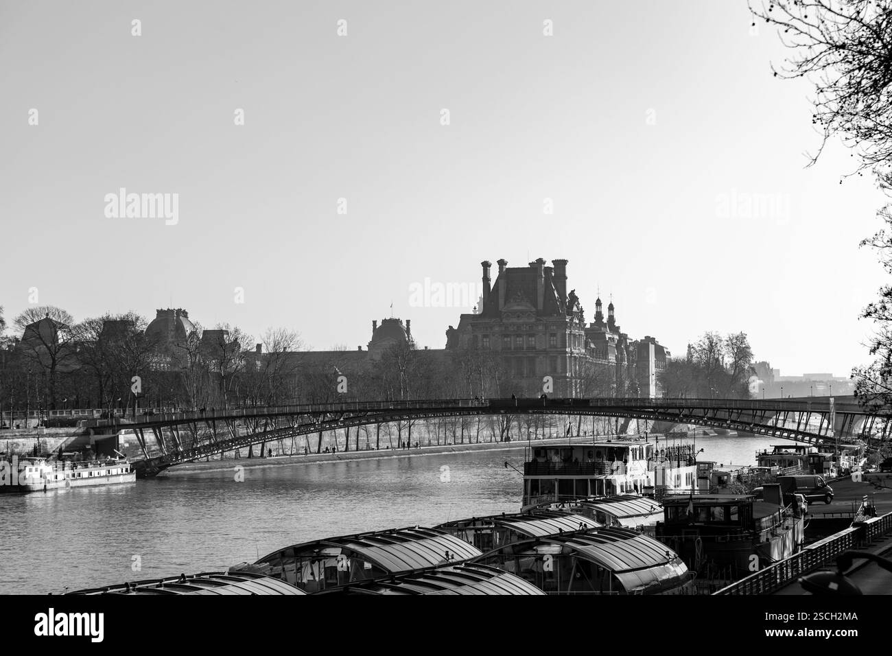 Paris, Frankreich - 24. Januar 2022: Die Passerelle Leopold-Sedar-Senghor, früher Passerelle Solferino, ist eine Fußgängerbrücke über die seine in Th Stockfoto