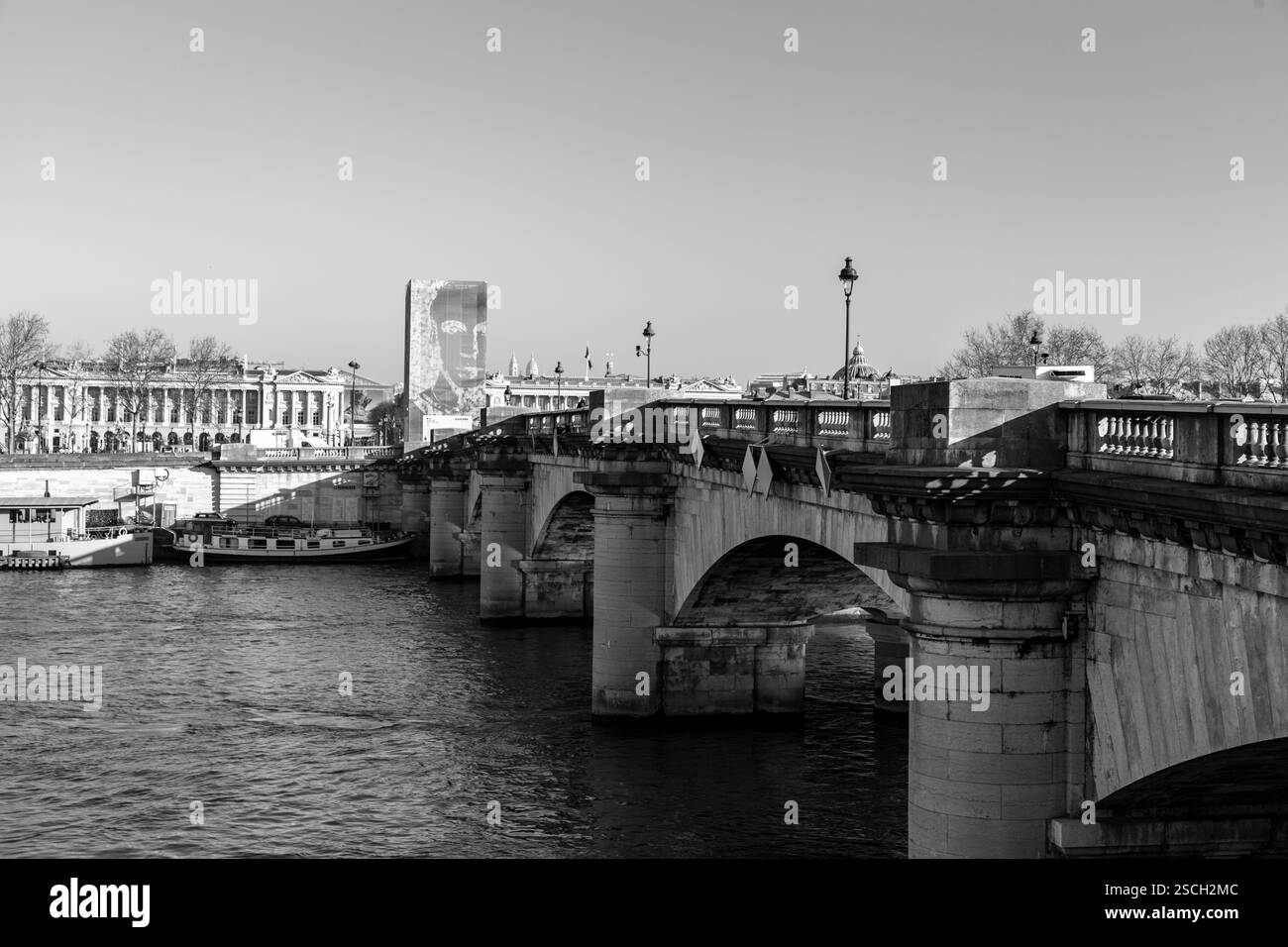 Paris, Frankreich - 20. Januar 2022: Gebäude und typische französische Architektur rund um die seine in Paris, der französischen Hauptstadt Stockfoto