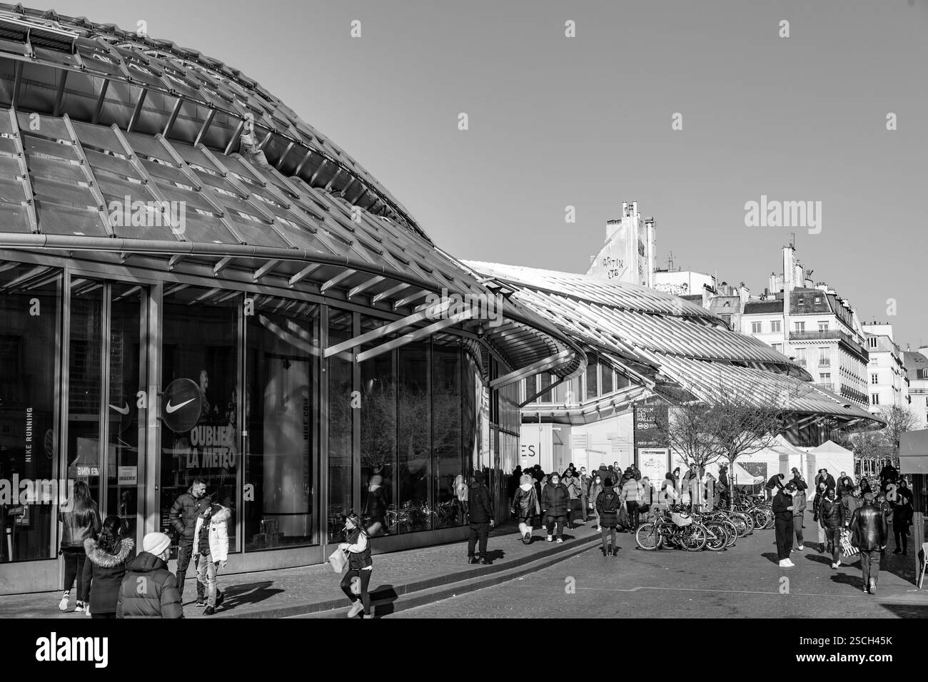 Paris, Frankreich - 24. Januar 2022: Das Westfield Forum des Halles ist ein französisches Einkaufszentrum, das sich auf dem Gelände der ehemaligen zentralen Hallen von Paris befindet. Stockfoto