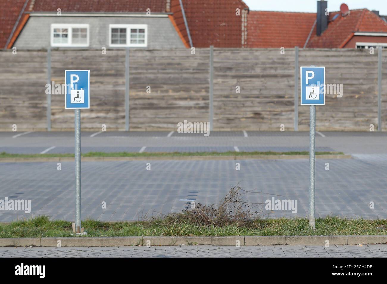 02.02.2025, xtgx, Symbolfotos Behindertenparkplatz. Ein Schild weist